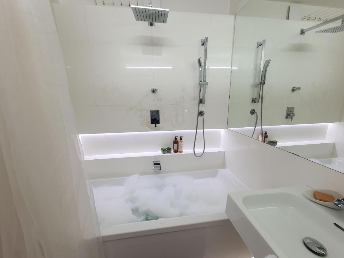 Appartamento Whitebeeapartament Breslavia Esterno foto