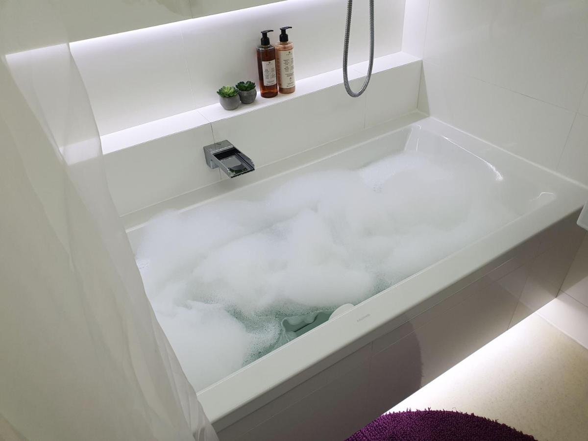 Appartamento Whitebeeapartament Breslavia Esterno foto